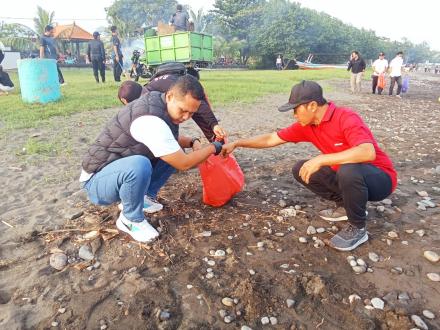 Beach Cleaning Pantai Kalisada Bersama Kecamatan